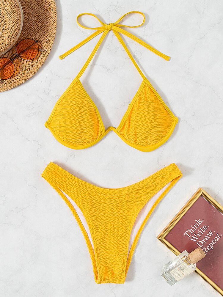 Bikini texturizado de 2 piezas con top triángulo halter con aros y bottom de tiro alto.
