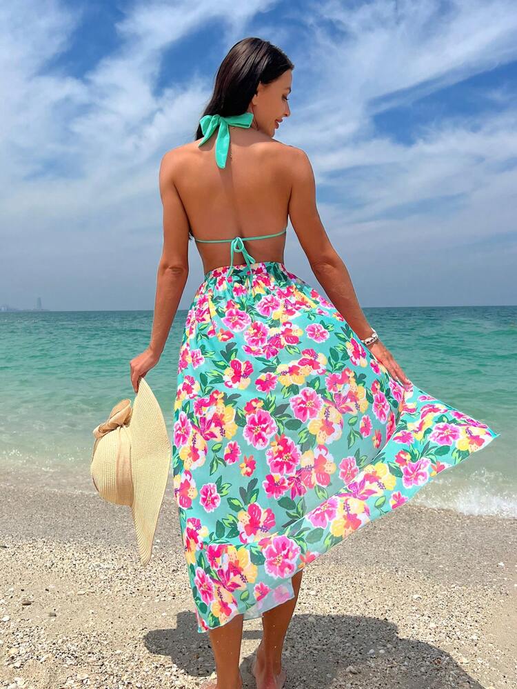 Bikini de verano con estampado floral: top triángulo halter, falda de playa y estilo femenino.