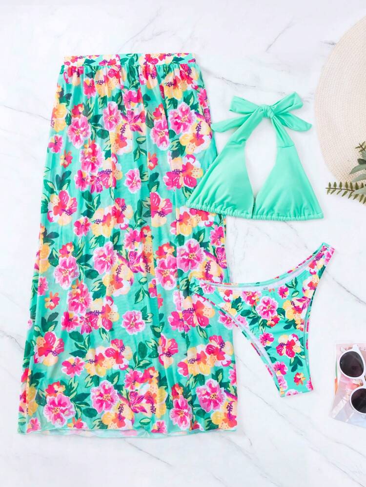 Bikini de verano con estampado floral: top triángulo halter, falda de playa y estilo femenino.