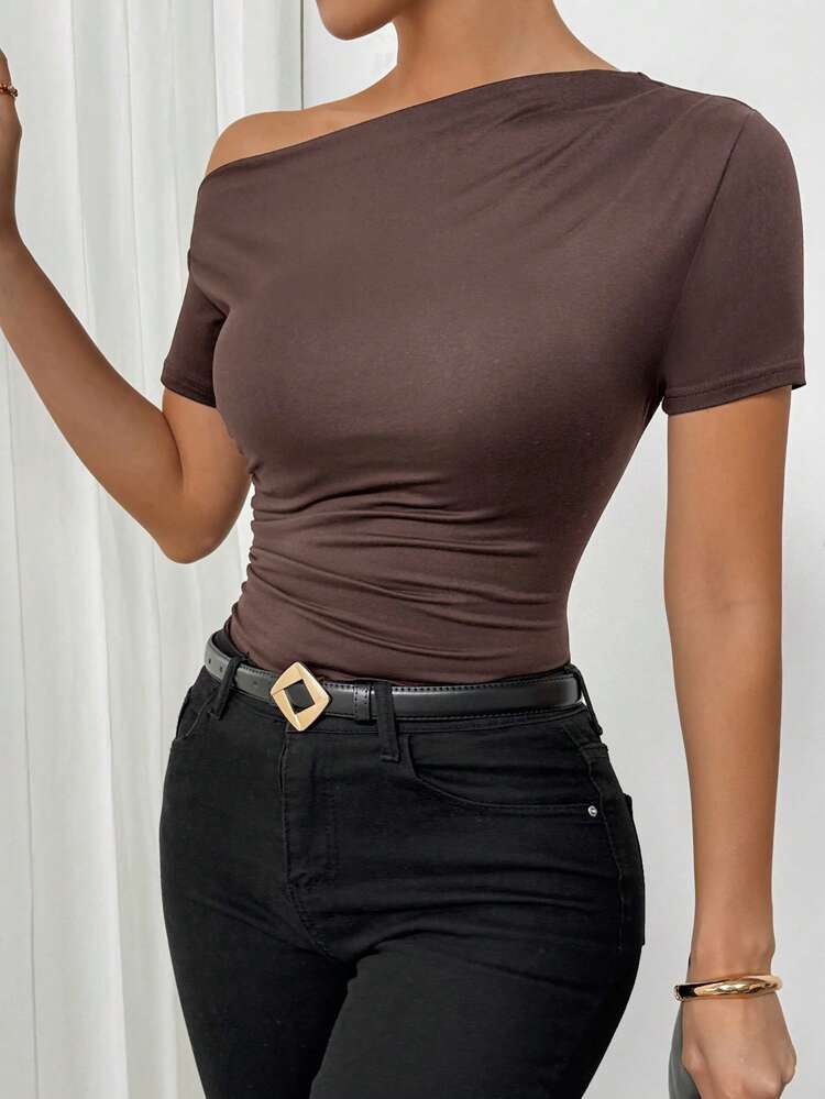 Camiseta Asimétrica Plisada – Manga Corta y Fit Delicado