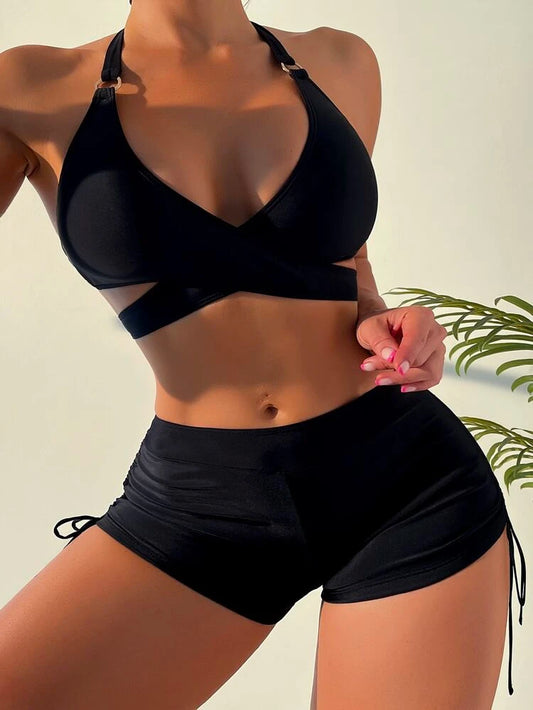Bikini de verano con top halter y short entrelazado, ideal para la playa.