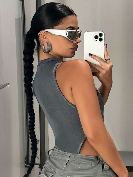 Body de Verano con Cuello Alto, Detalles de Letras y Corte Alto