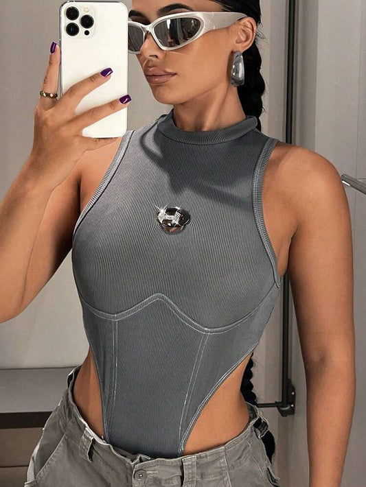 Body de Verano con Cuello Alto, Detalles de Letras y Corte Alto