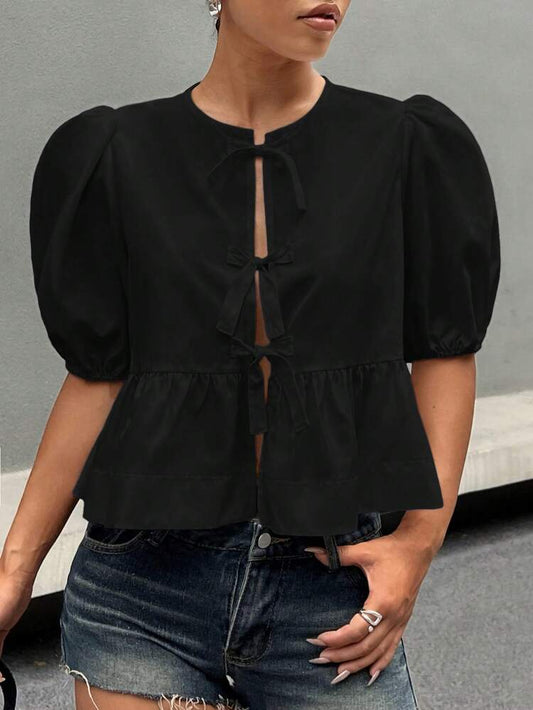 Camisa de mujer color liso, cuello redondo y ruedo con volantes, ideal para verano