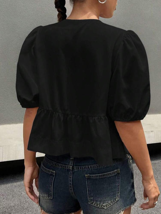 Camisa de mujer color liso, cuello redondo y ruedo con volantes, ideal para verano