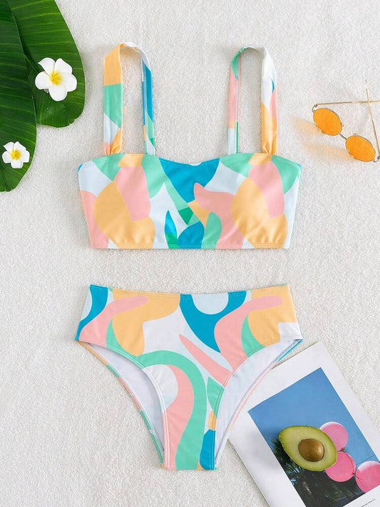 Bikini femenino de verano con contraste de colores y estilo sexy.