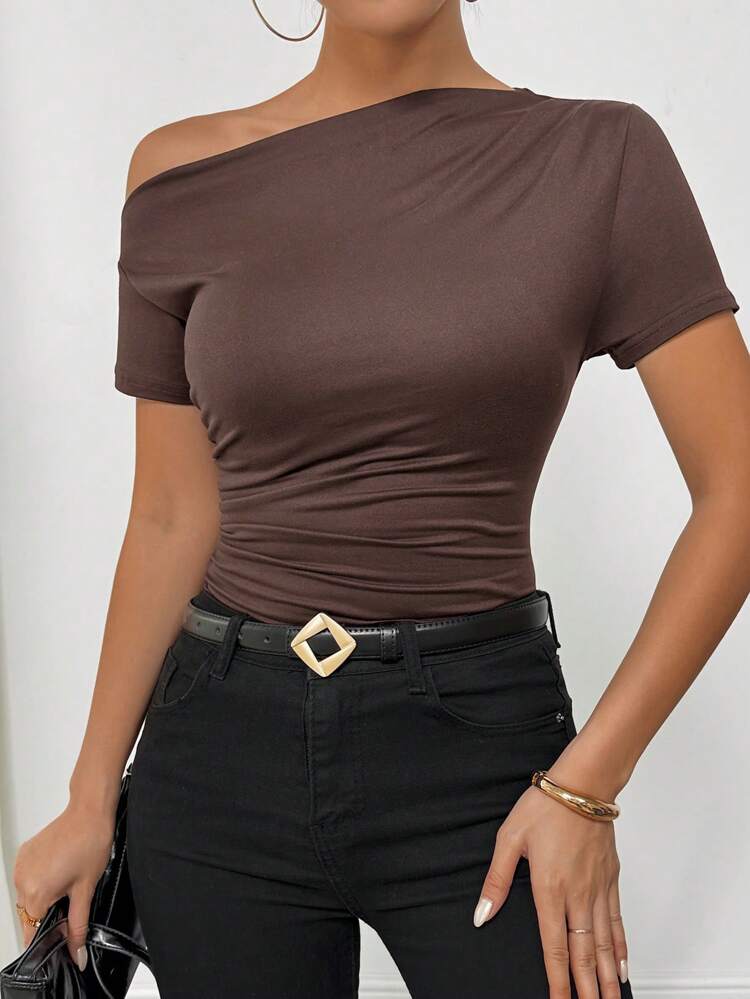 Camiseta Asimétrica Plisada – Manga Corta y Fit Delicado